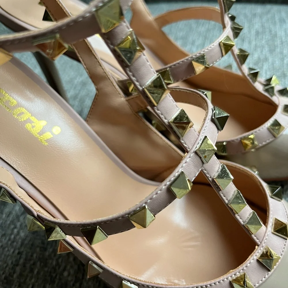 - Woman’s vegan leather gold studded heels. Size 8.5 - Picture 8 of 12